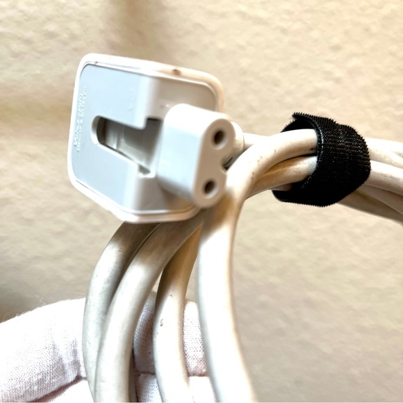 Apple Cord for MagSafe laptop chargers. 6 ft long. 3 prong & battery block plugs - Picture 2 of 5